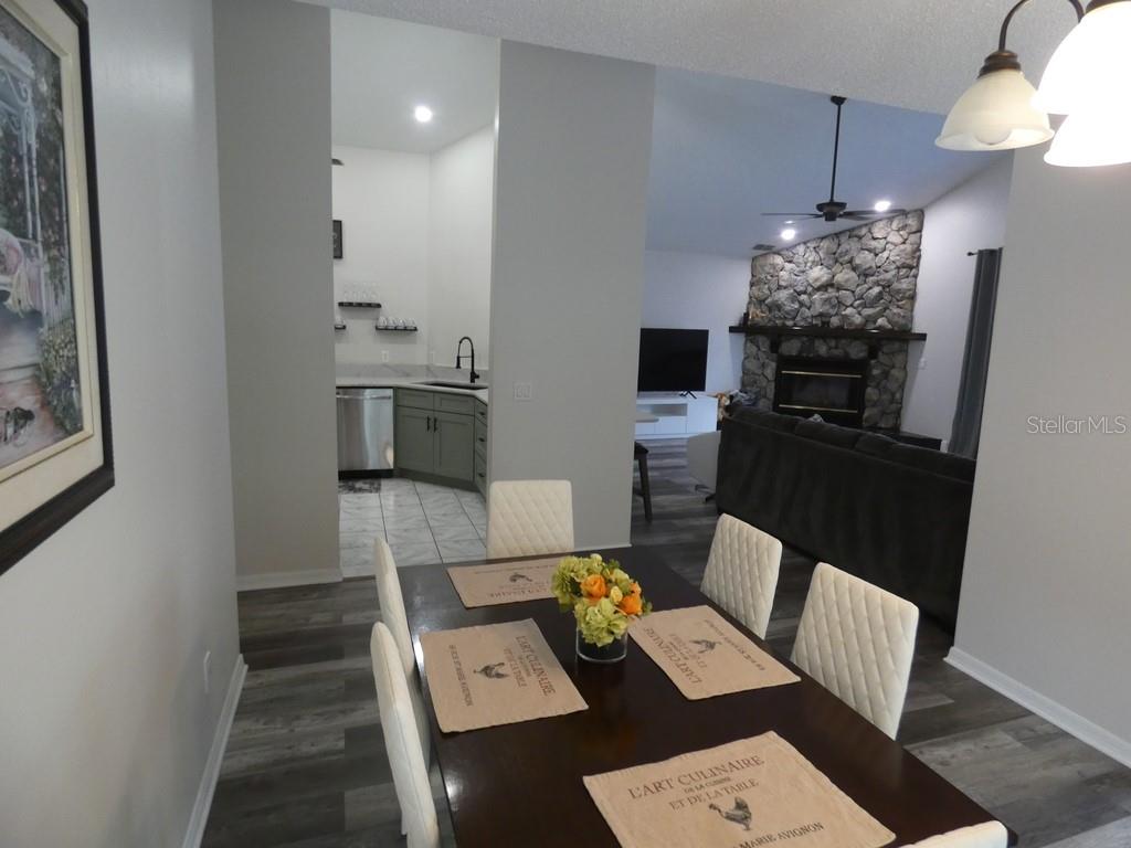 Listing photo id 8 for 6534 Foxmoor Drive