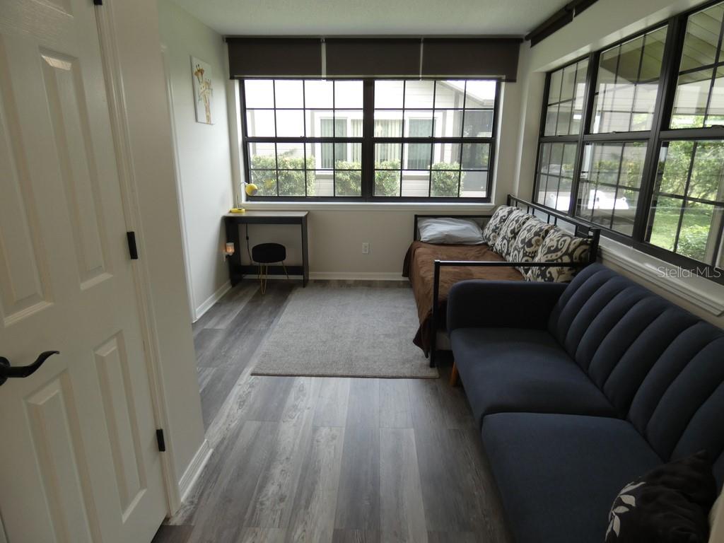 Listing photo id 9 for 6534 Foxmoor Drive