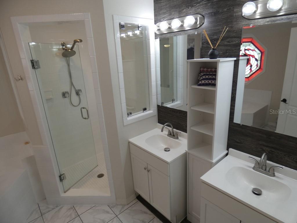 Listing photo id 11 for 6534 Foxmoor Drive