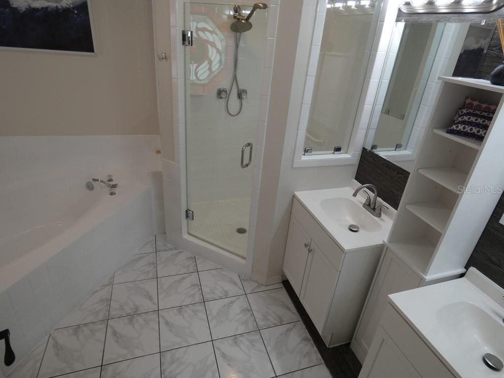 Listing photo id 13 for 6534 Foxmoor Drive