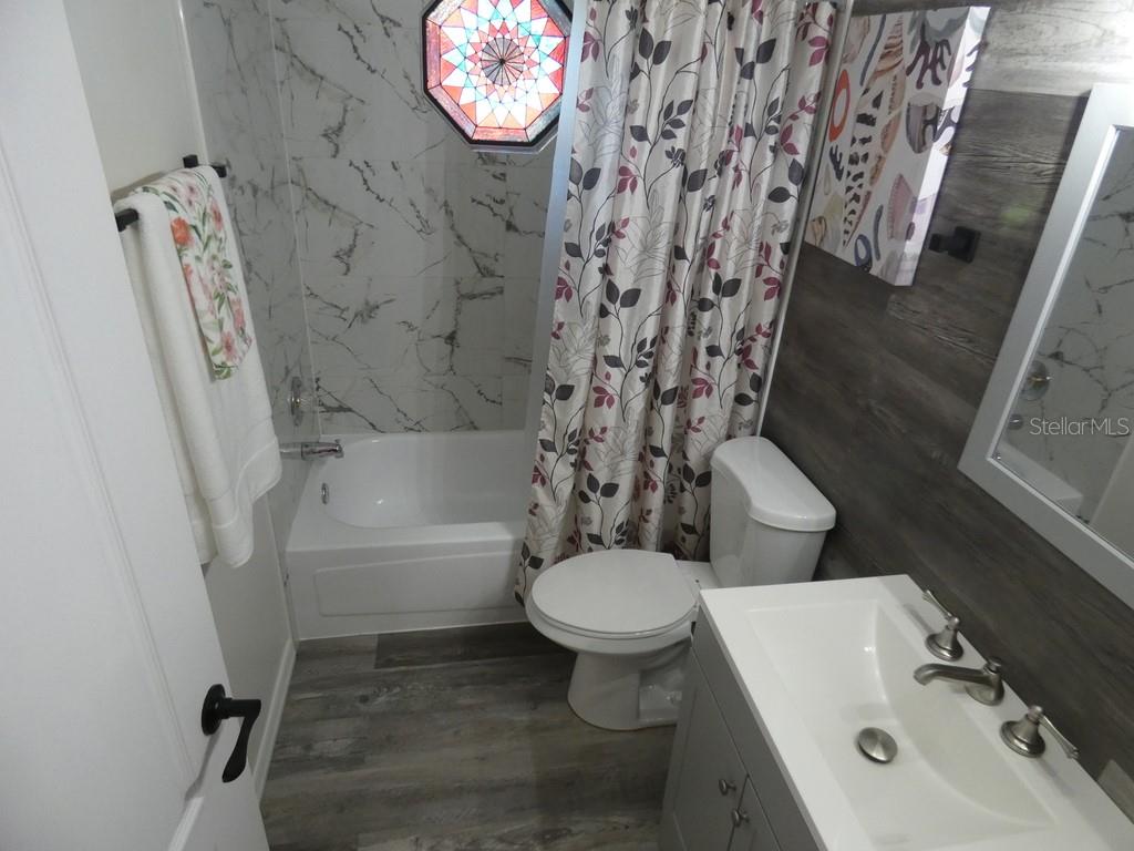 Listing photo id 17 for 6534 Foxmoor Drive