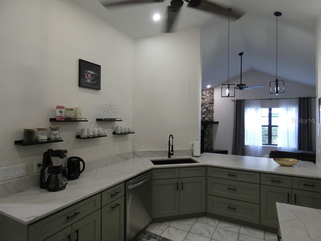 Listing photo id 2 for 6534 Foxmoor Drive