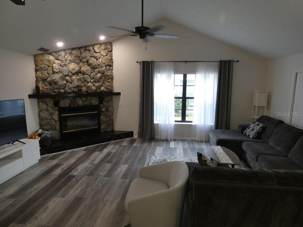Listing photo id 3 for 6534 Foxmoor Drive