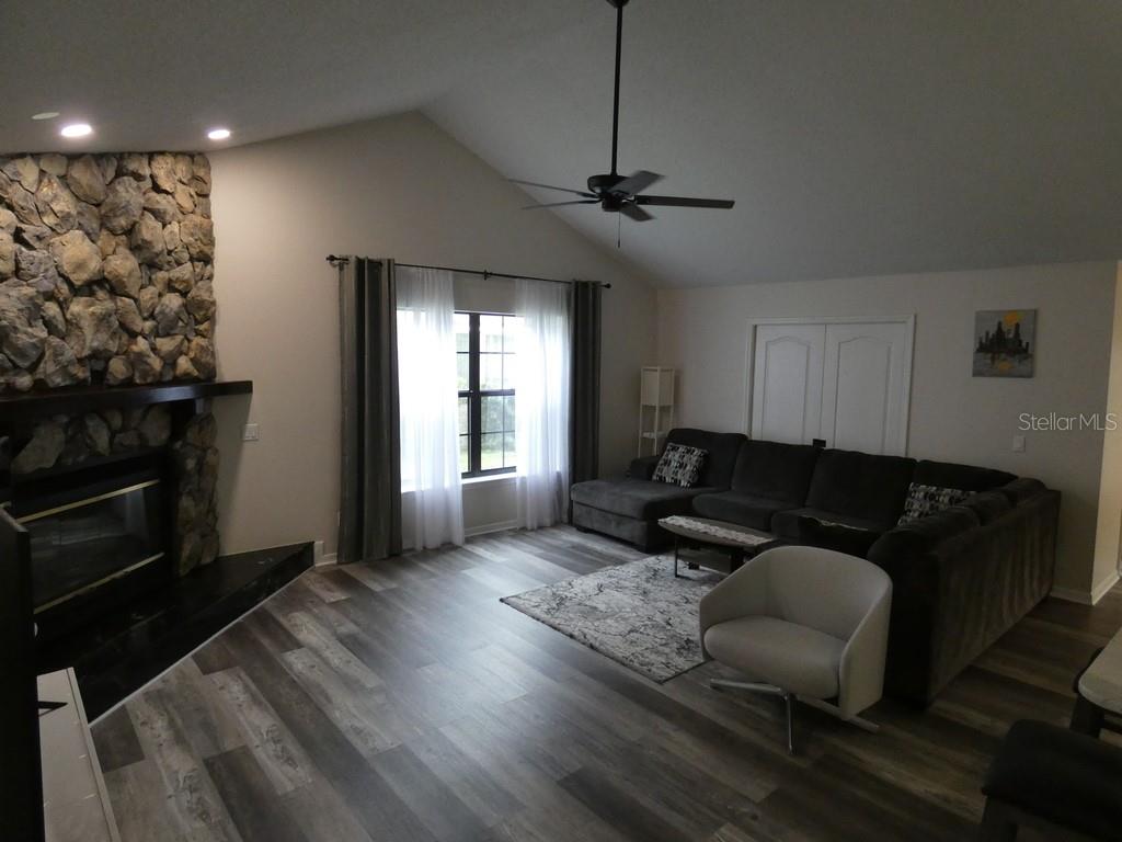 Listing photo id 6 for 6534 Foxmoor Drive