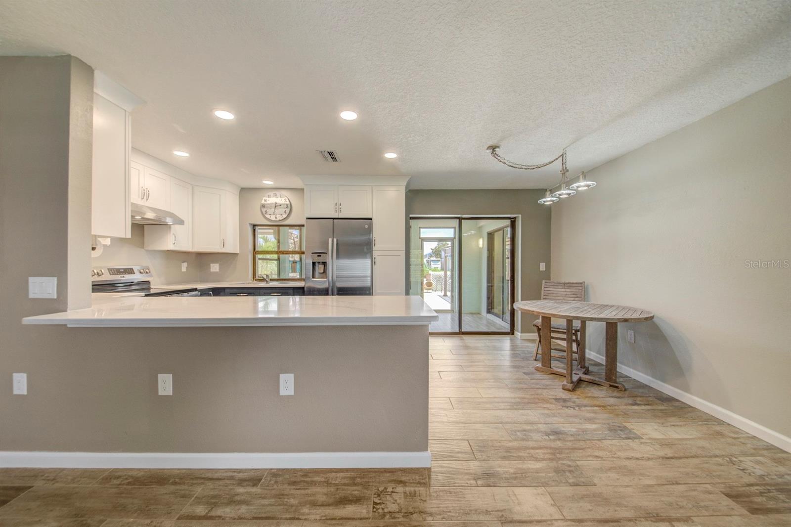 Listing photo id 8 for 4266 Deleon Drive