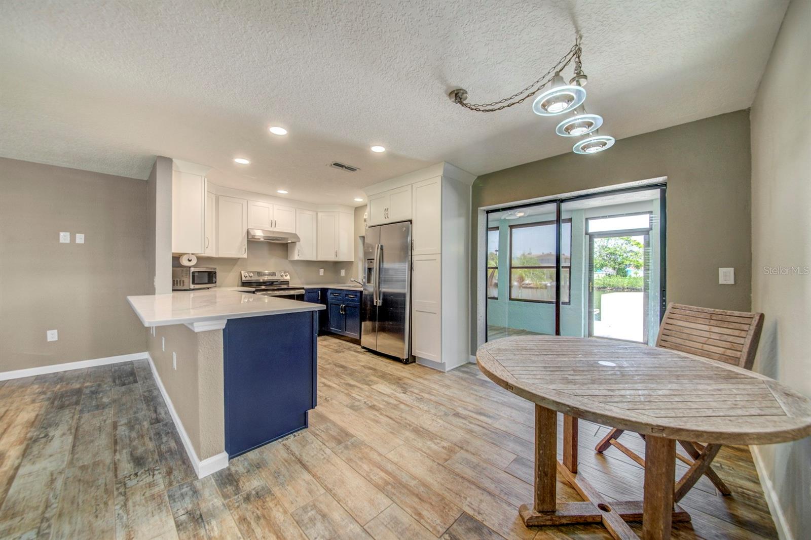 Listing photo id 9 for 4266 Deleon Drive