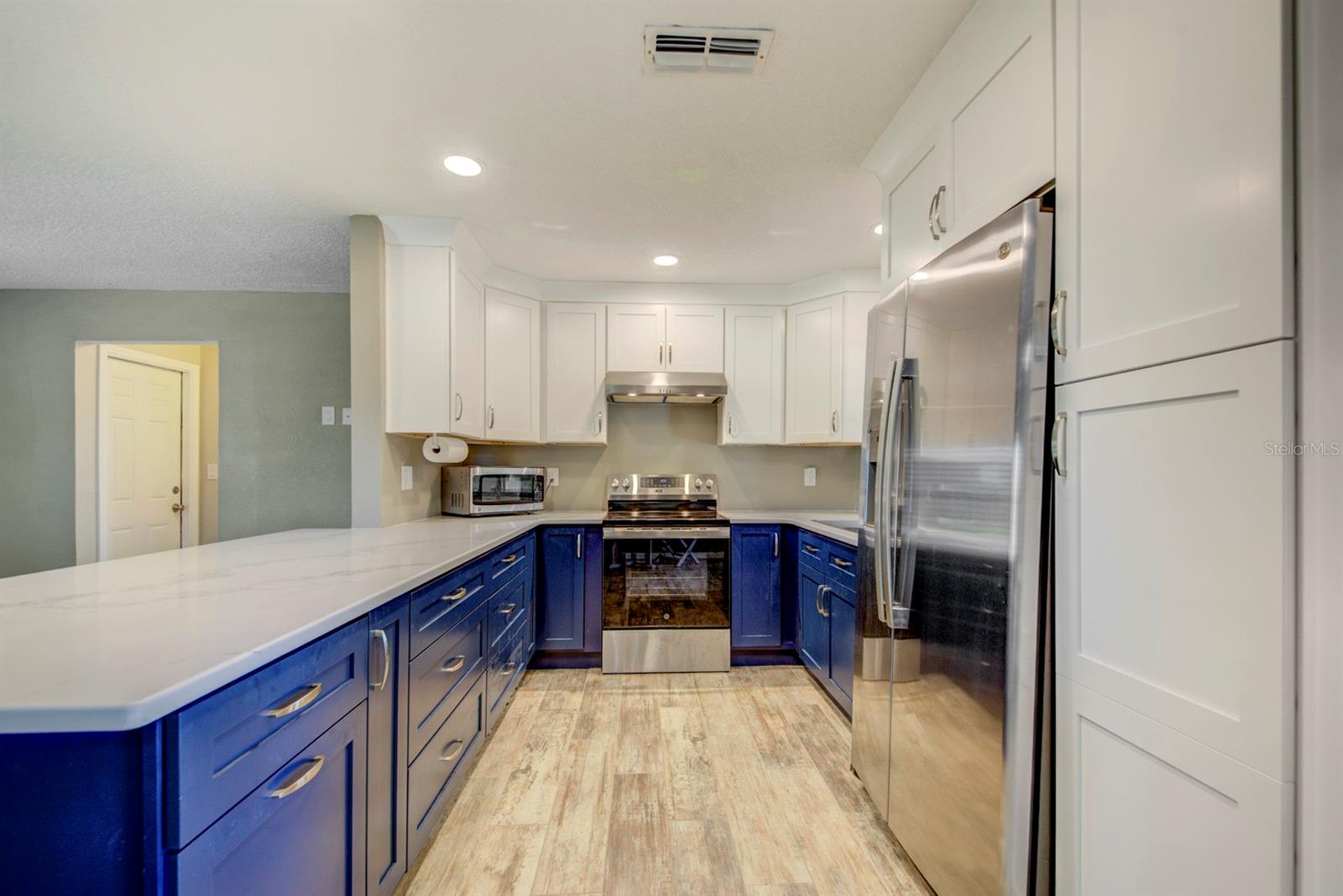 Listing photo id 10 for 4266 Deleon Drive