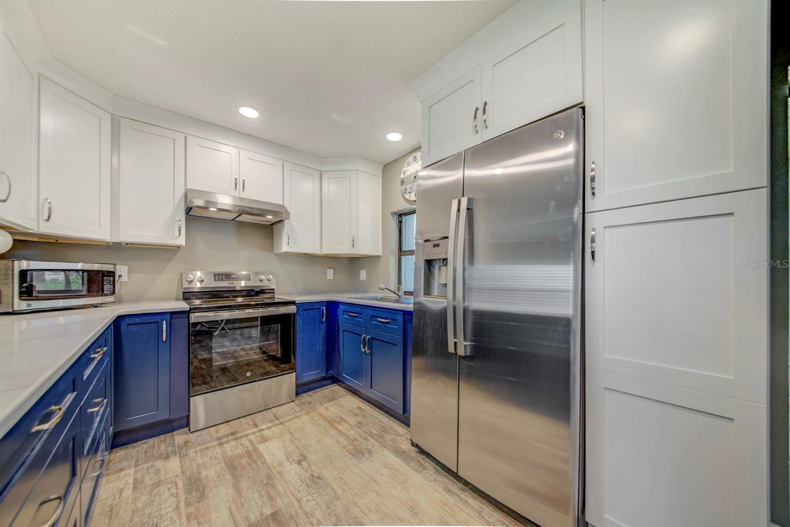 Listing photo id 12 for 4266 Deleon Drive