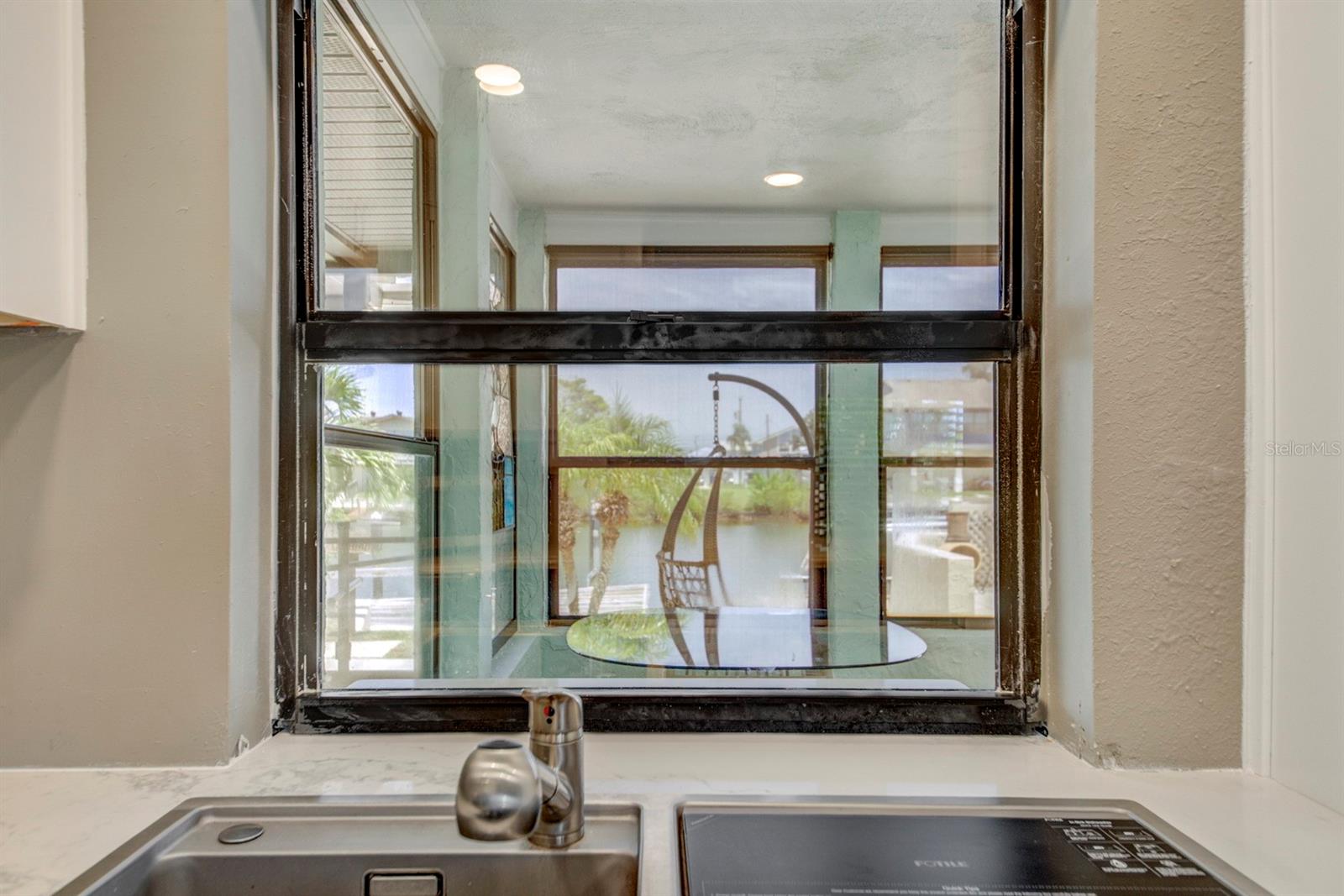 Listing photo id 13 for 4266 Deleon Drive