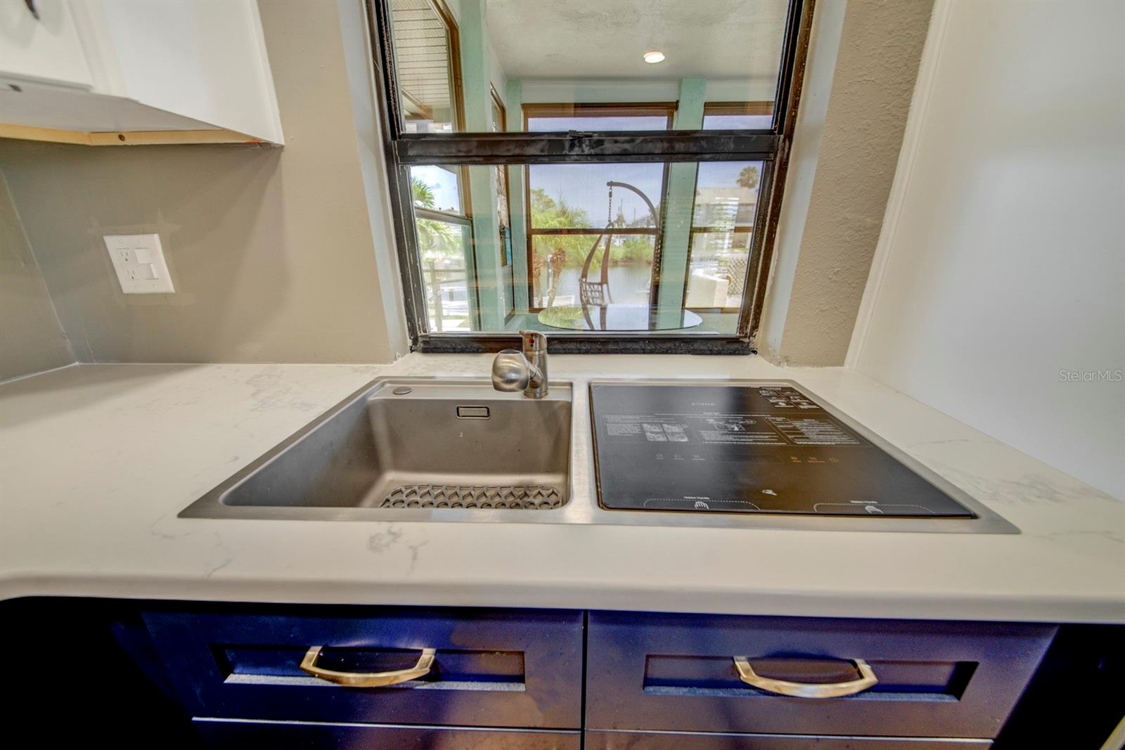 Listing photo id 14 for 4266 Deleon Drive
