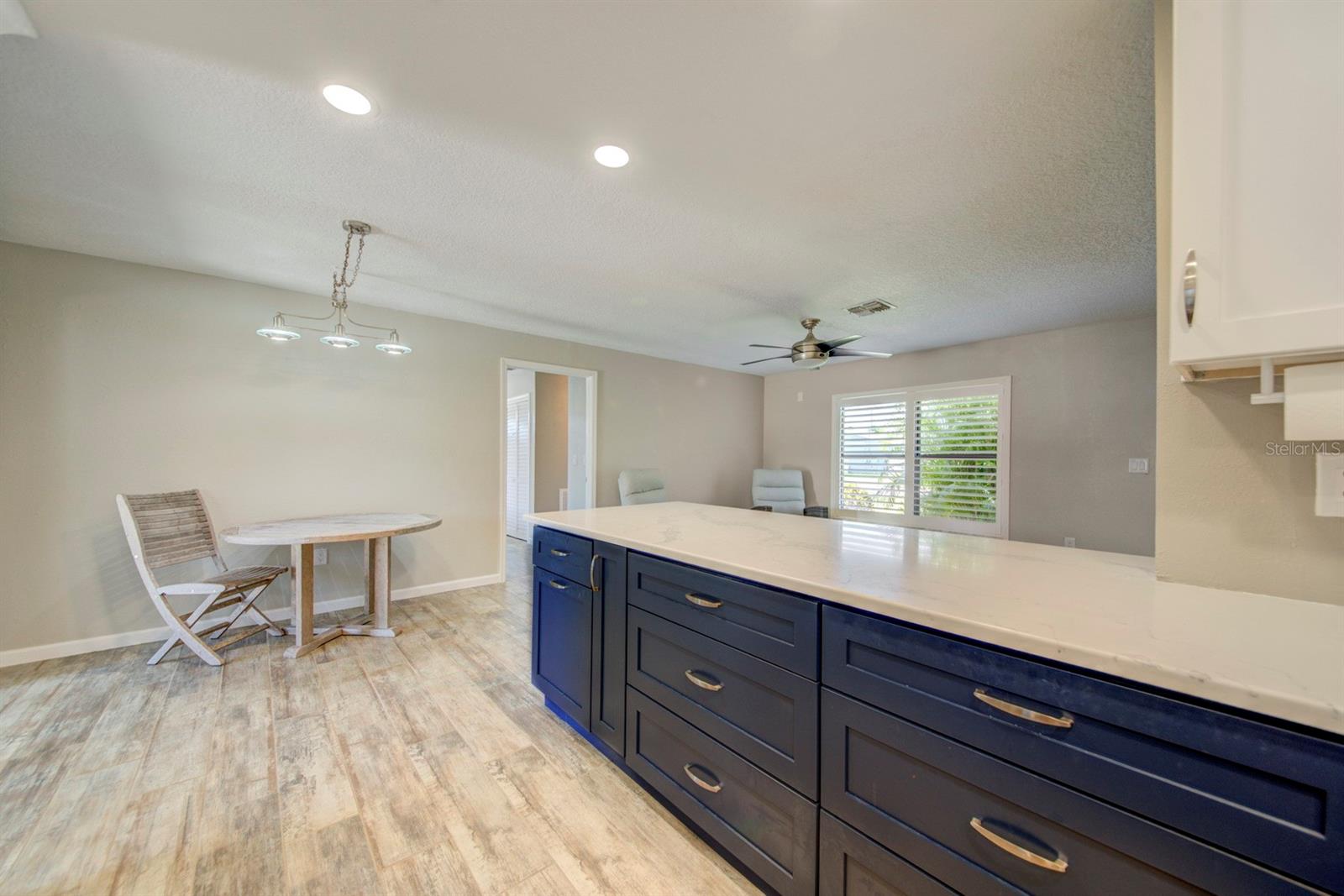 Listing photo id 15 for 4266 Deleon Drive