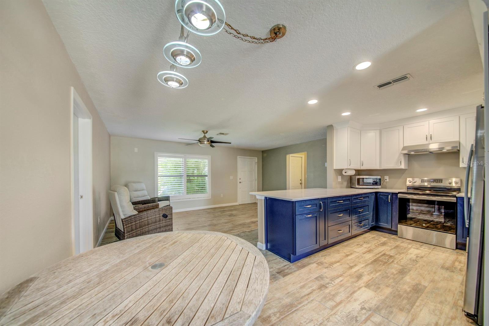 Listing photo id 16 for 4266 Deleon Drive
