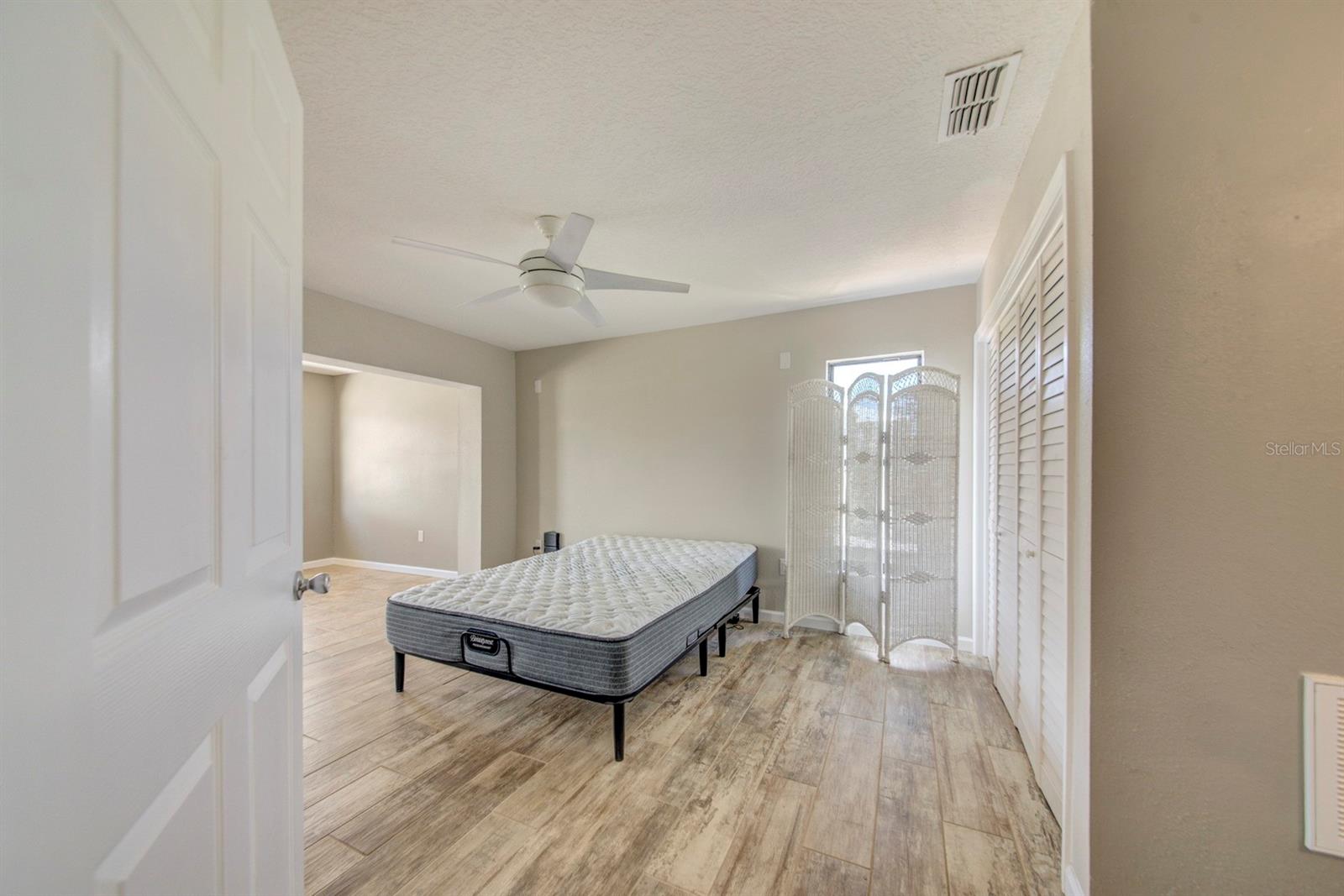 Listing photo id 17 for 4266 Deleon Drive