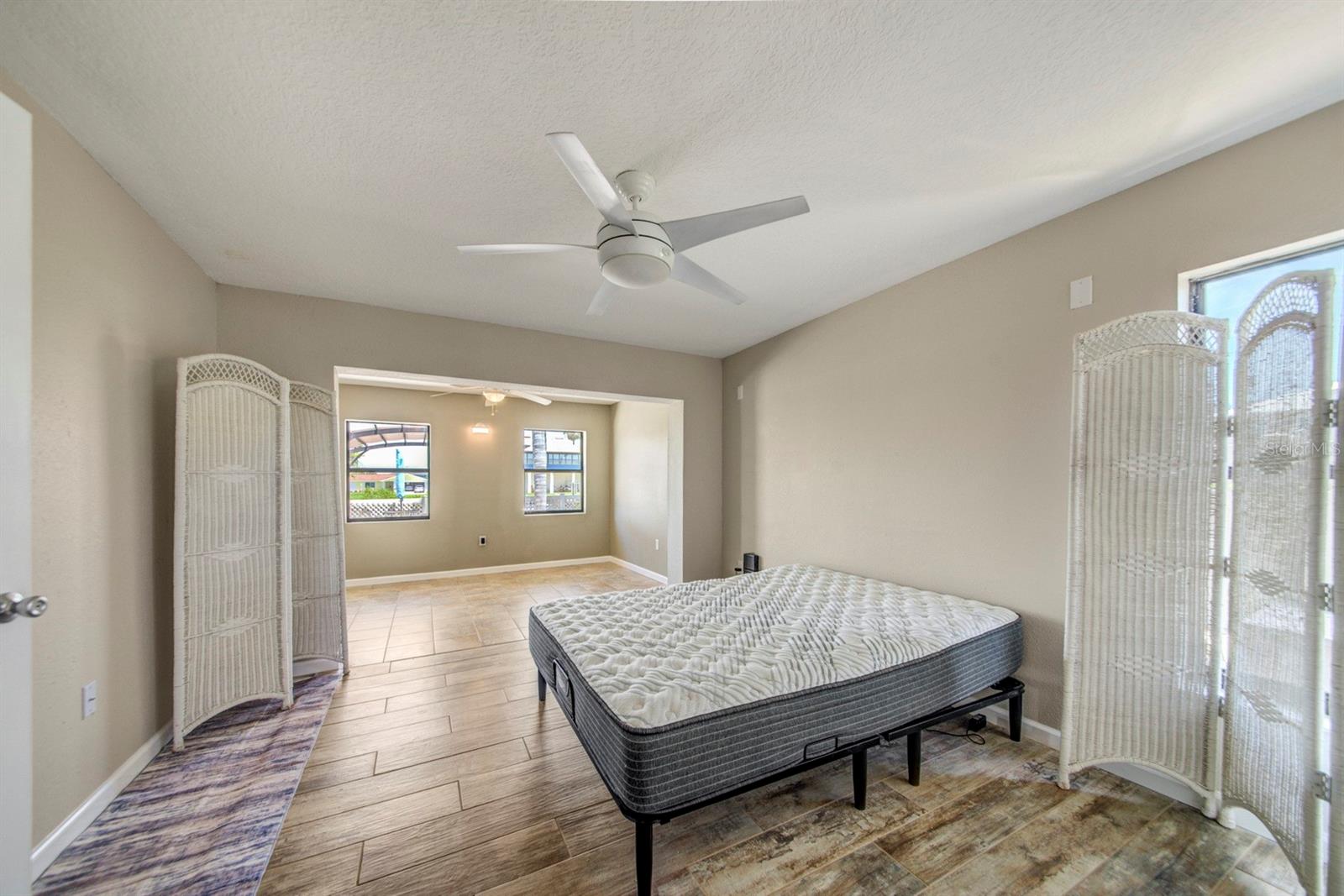 Listing photo id 18 for 4266 Deleon Drive