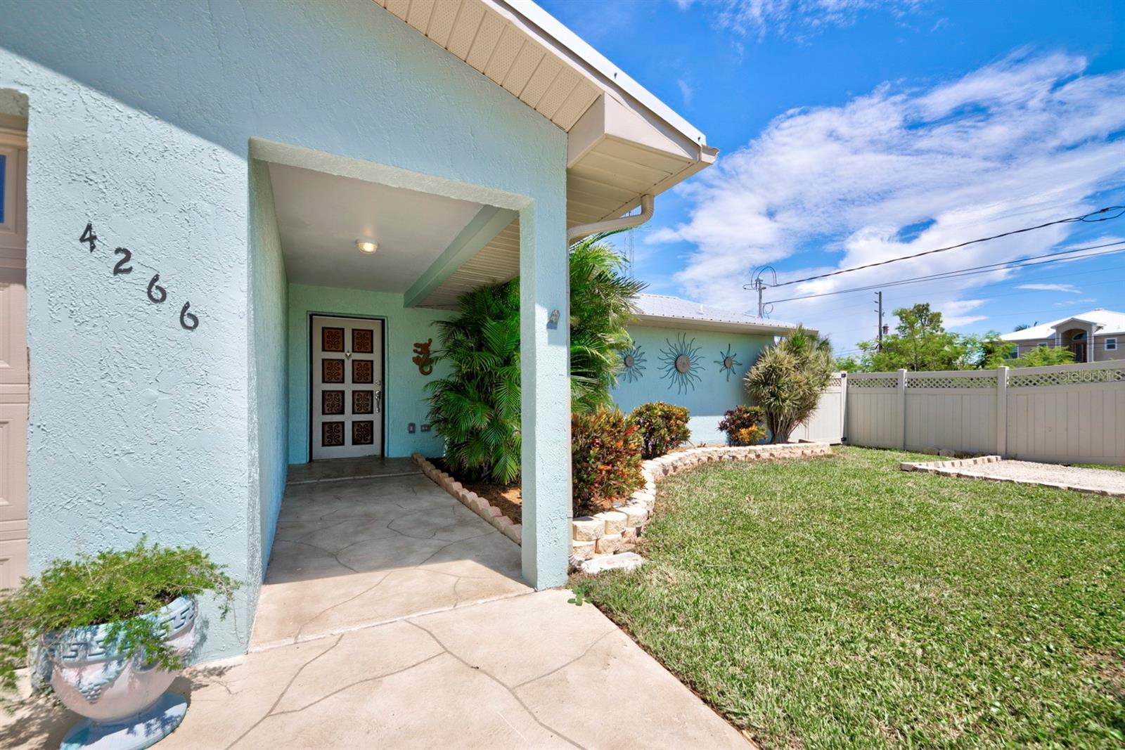 Listing photo id 1 for 4266 Deleon Drive