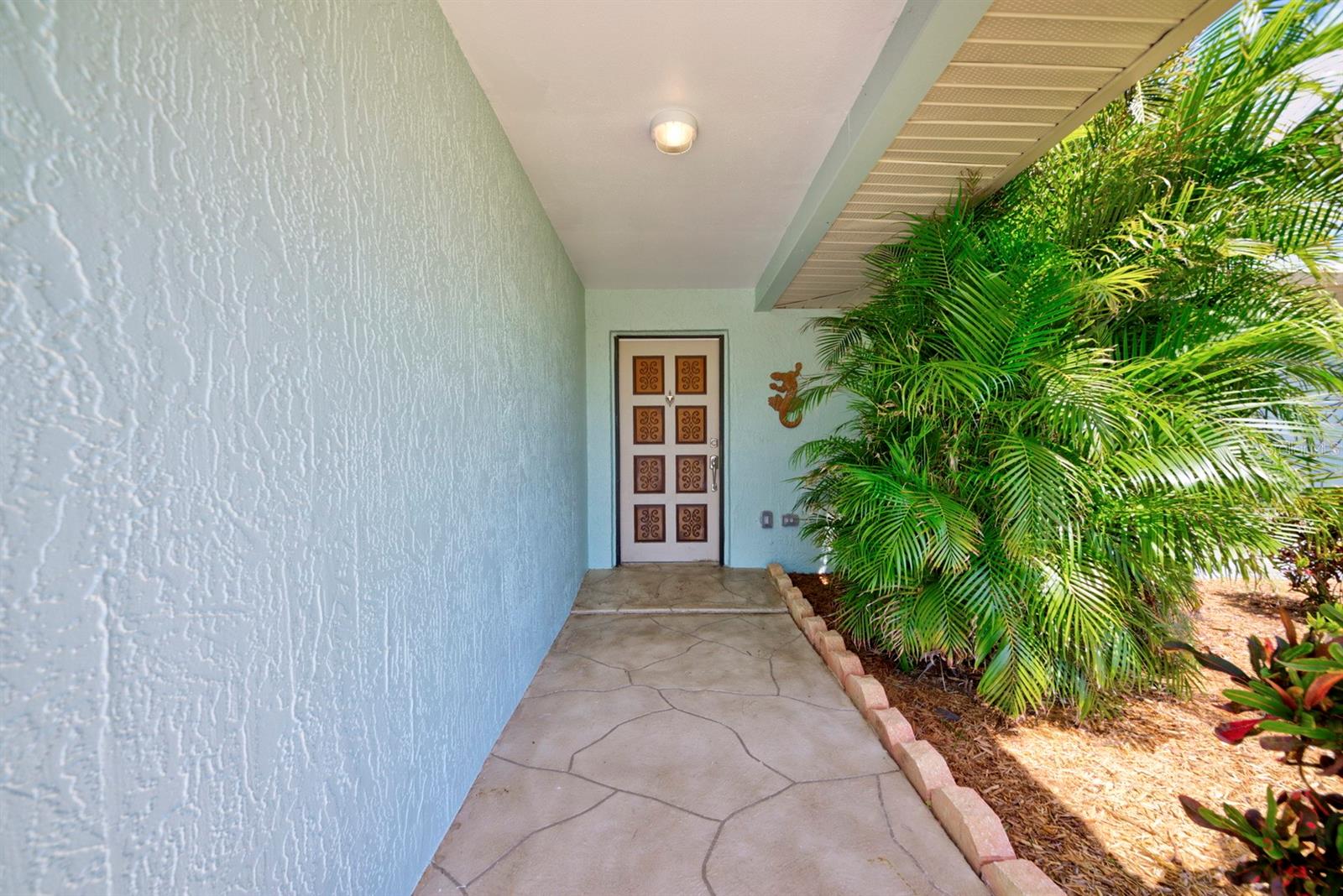 Listing photo id 2 for 4266 Deleon Drive
