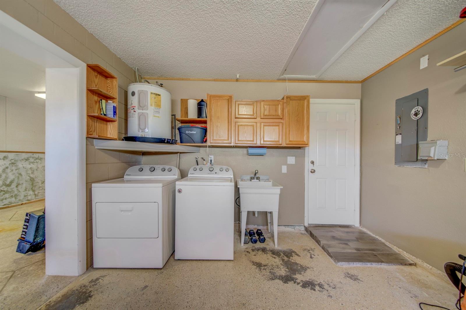 Listing photo id 40 for 4266 Deleon Drive