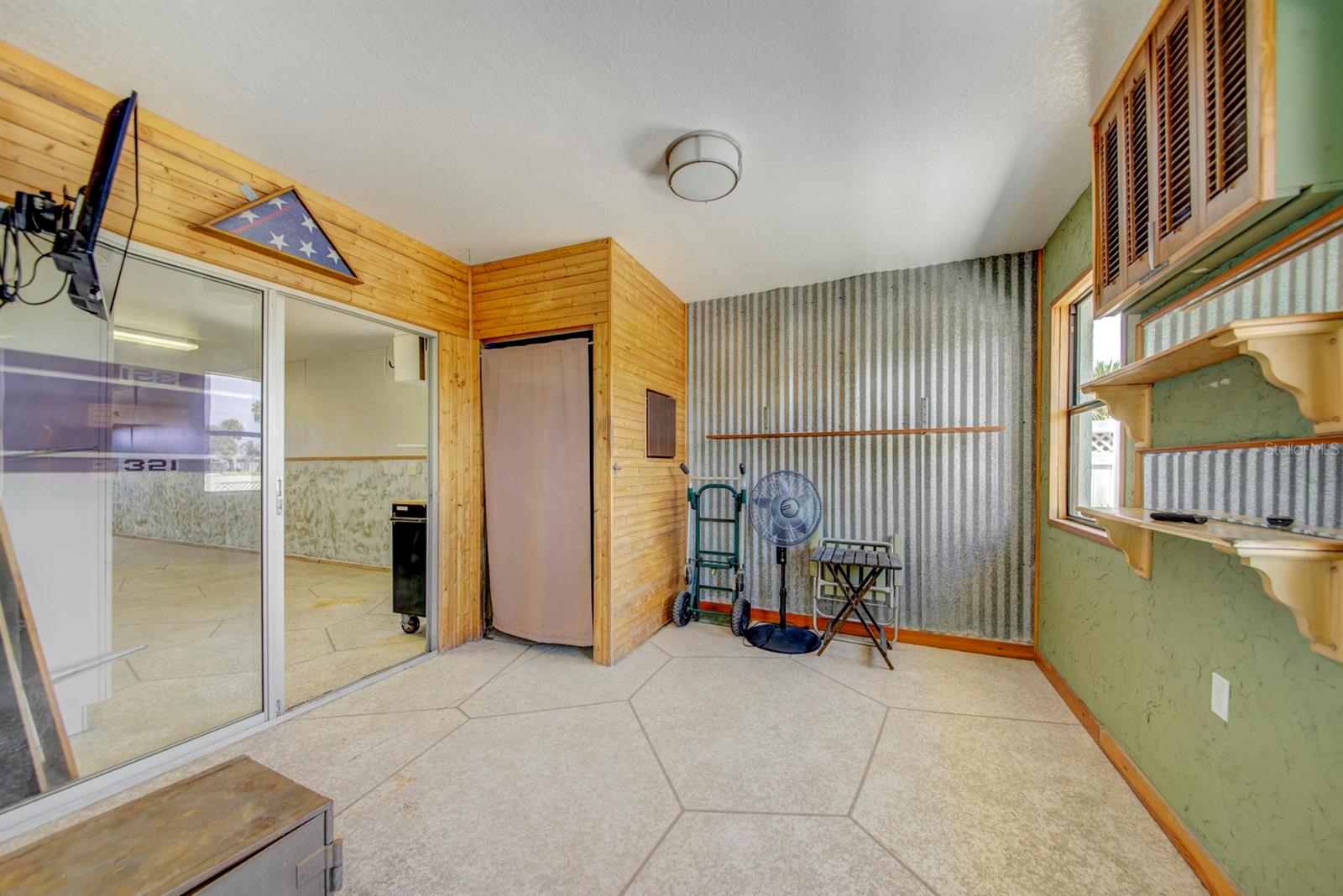 Listing photo id 43 for 4266 Deleon Drive
