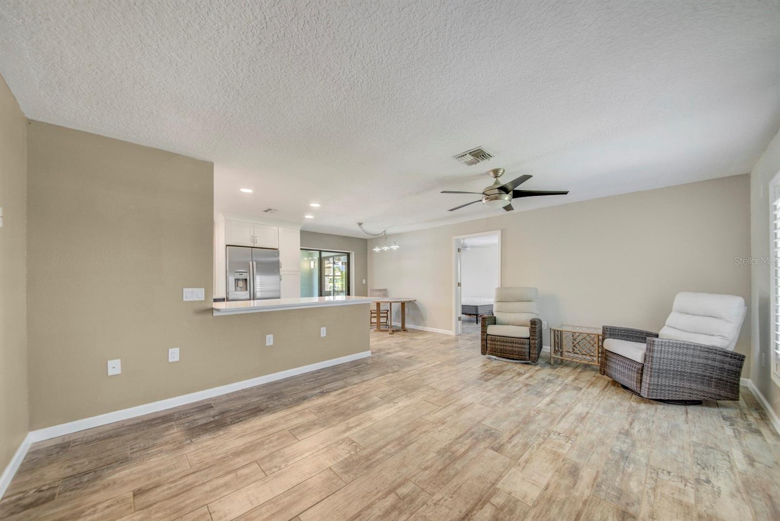 Listing photo id 3 for 4266 Deleon Drive