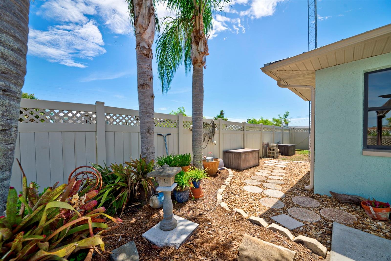 Listing photo id 48 for 4266 Deleon Drive