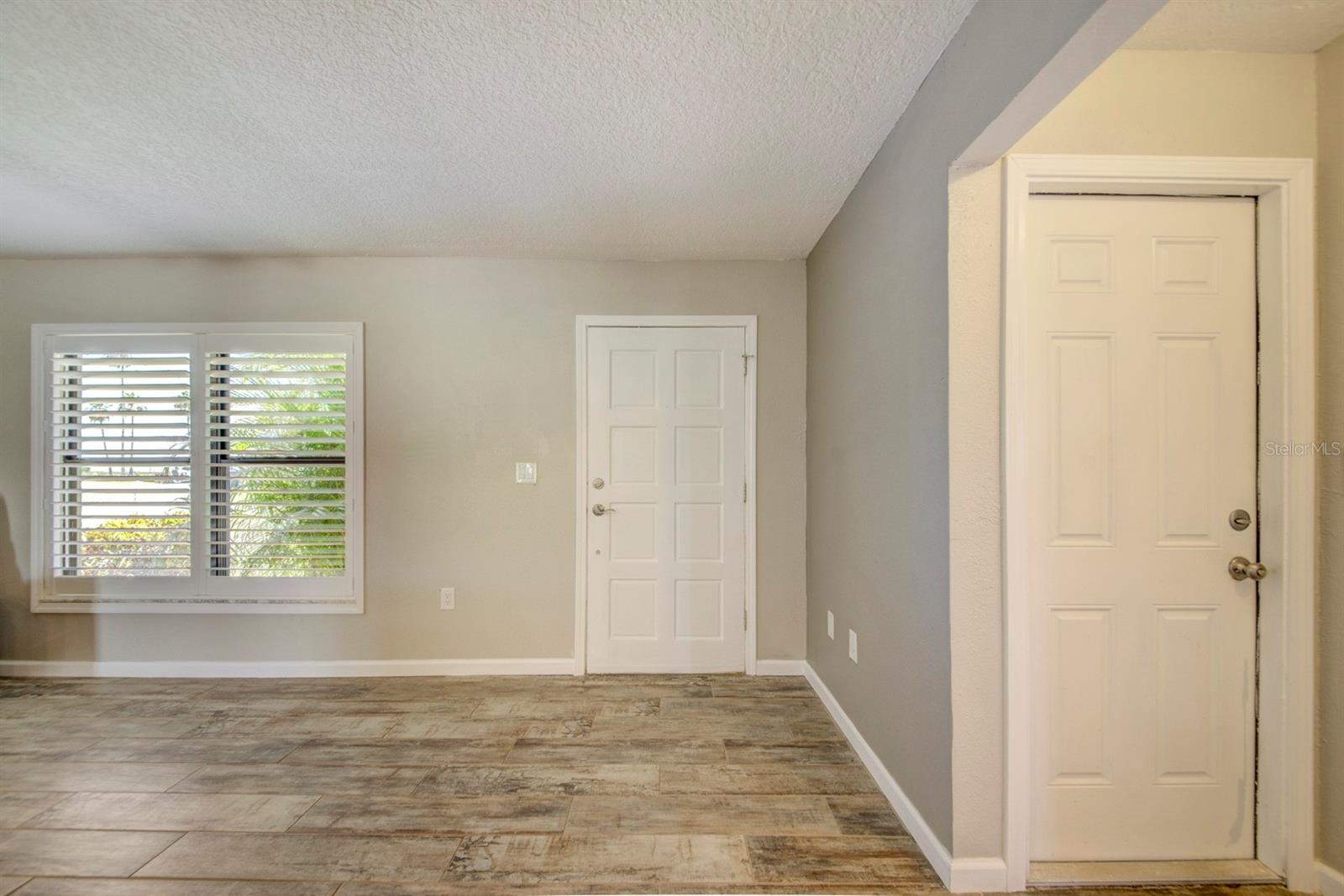 Listing photo id 4 for 4266 Deleon Drive