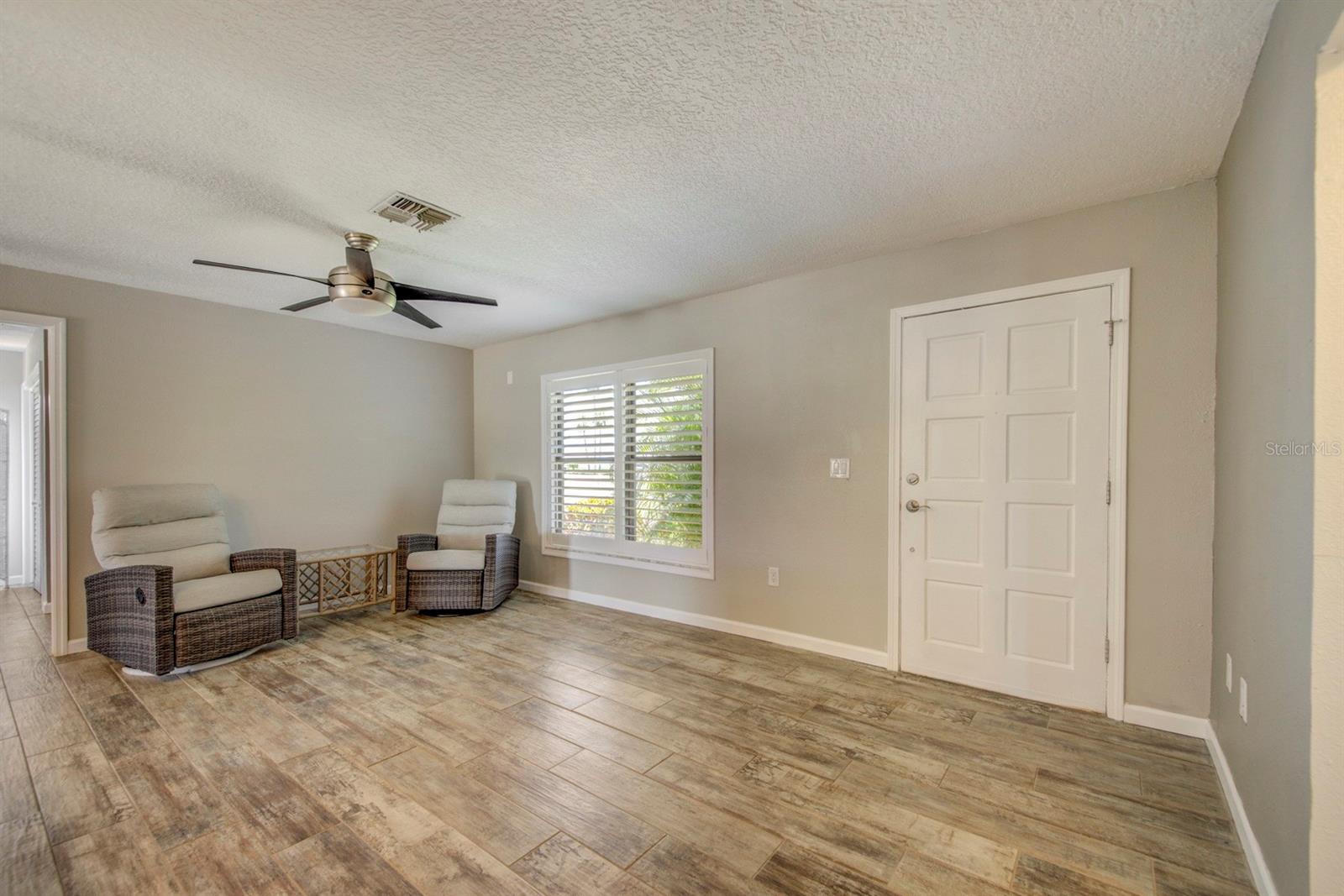 Listing photo id 5 for 4266 Deleon Drive