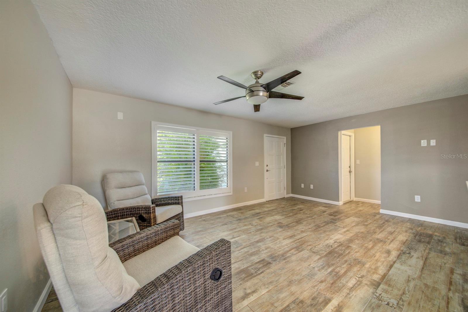 Listing photo id 6 for 4266 Deleon Drive