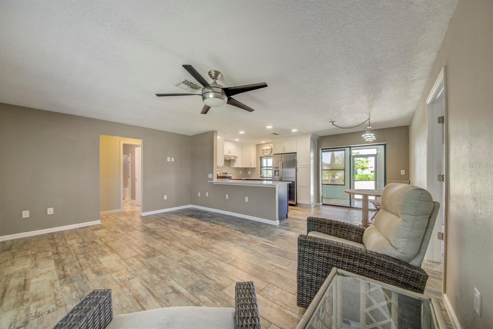 Listing photo id 7 for 4266 Deleon Drive