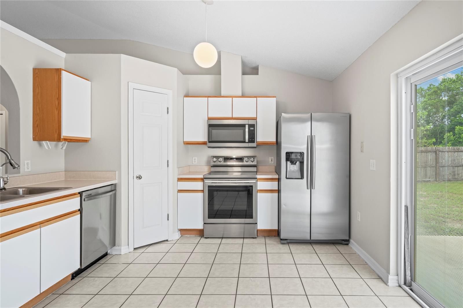 Listing photo id 10 for 11066 Lightwood Street
