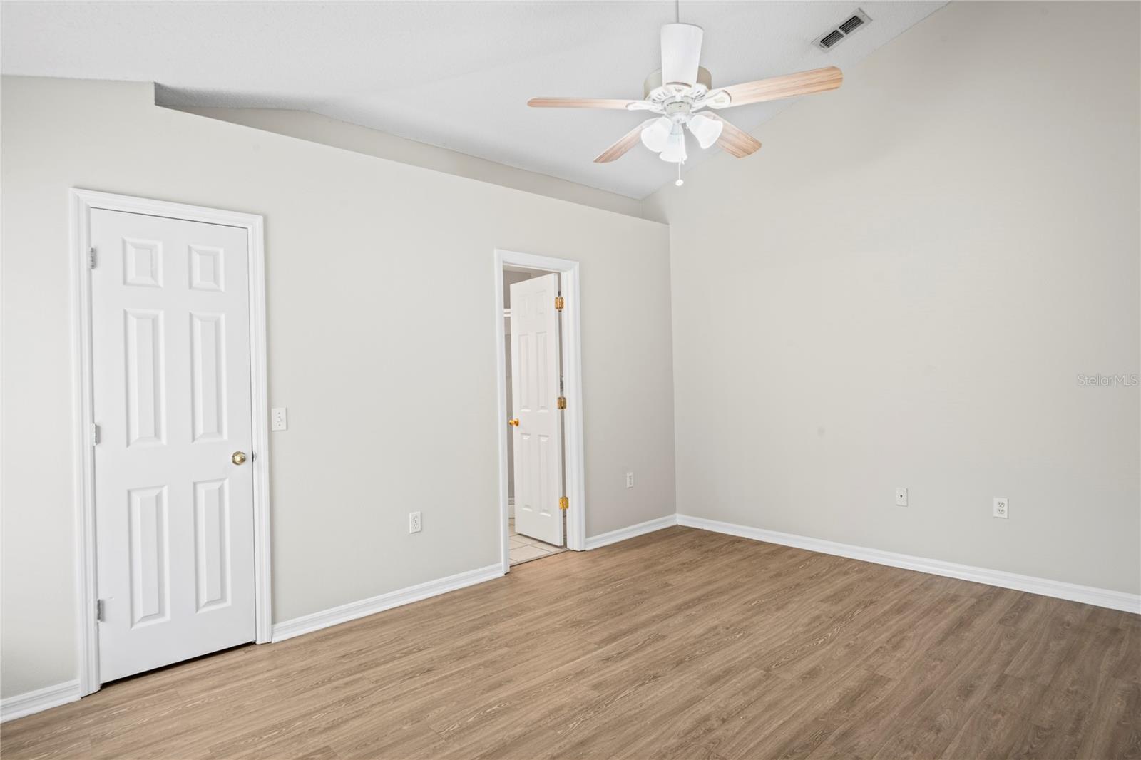 Listing photo id 14 for 11066 Lightwood Street