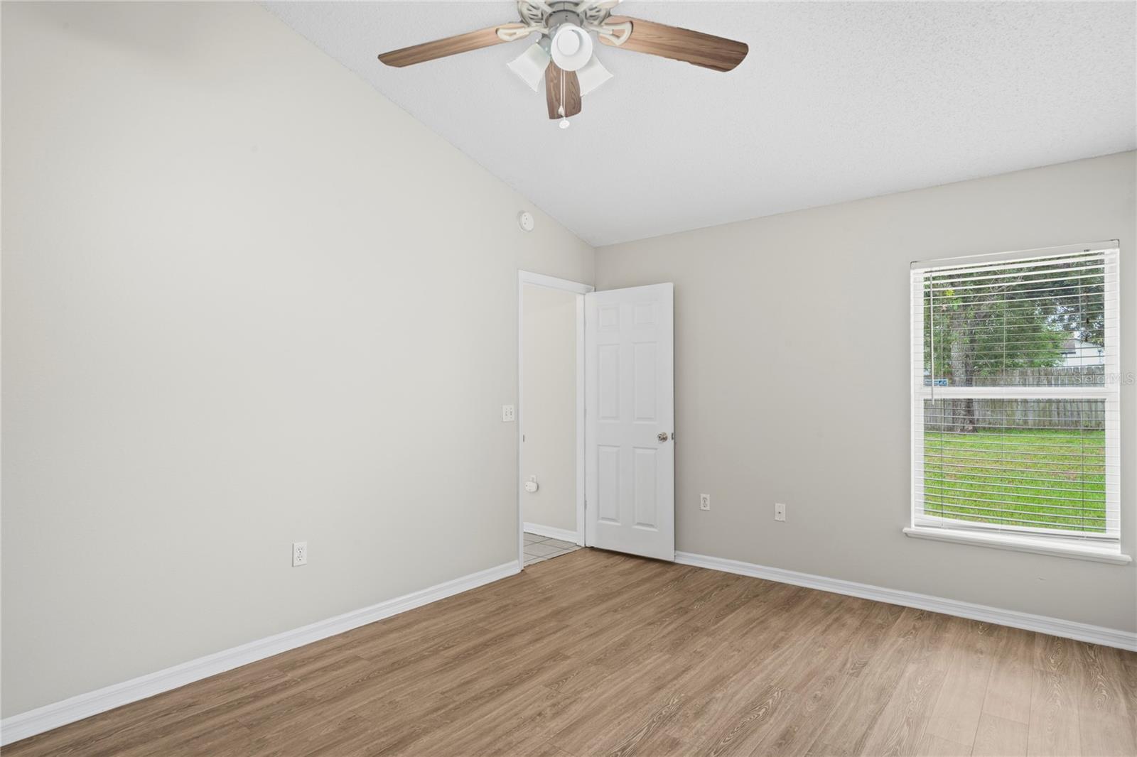 Listing photo id 15 for 11066 Lightwood Street