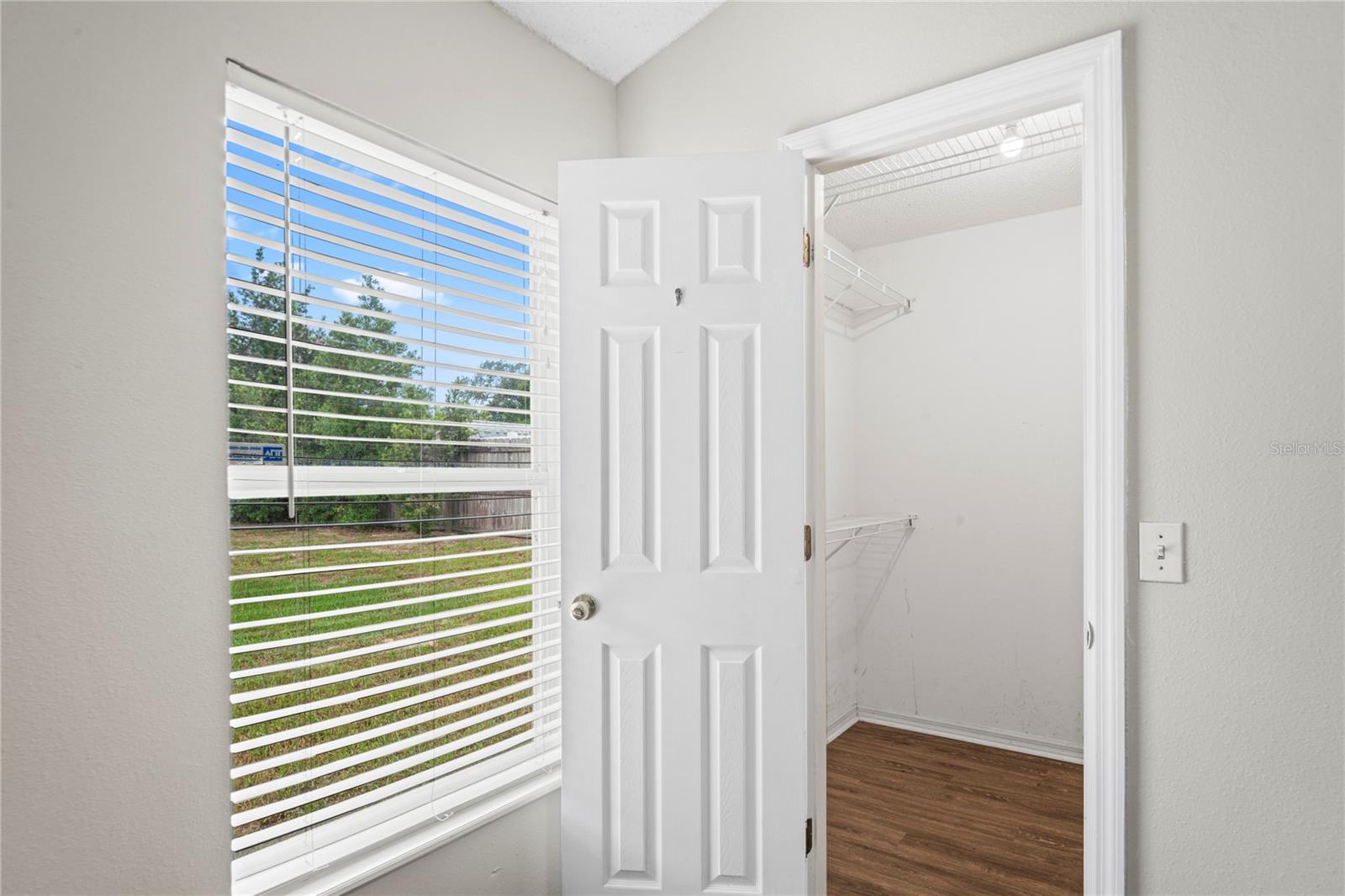 Listing photo id 16 for 11066 Lightwood Street