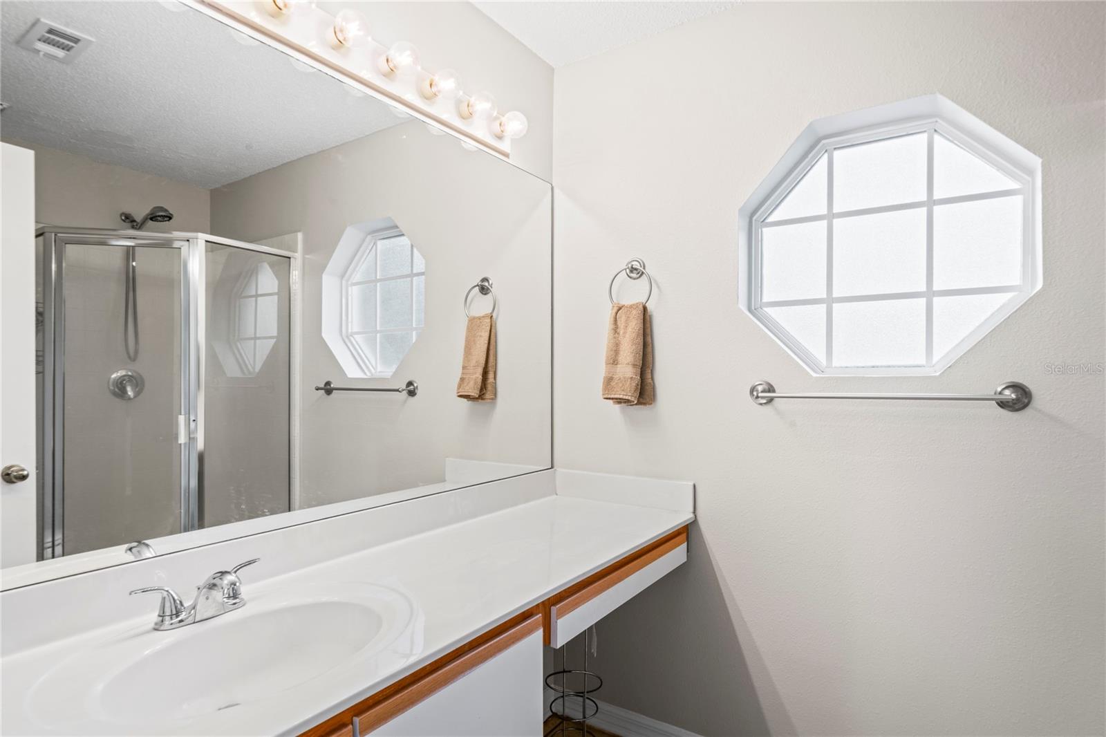 Listing photo id 17 for 11066 Lightwood Street
