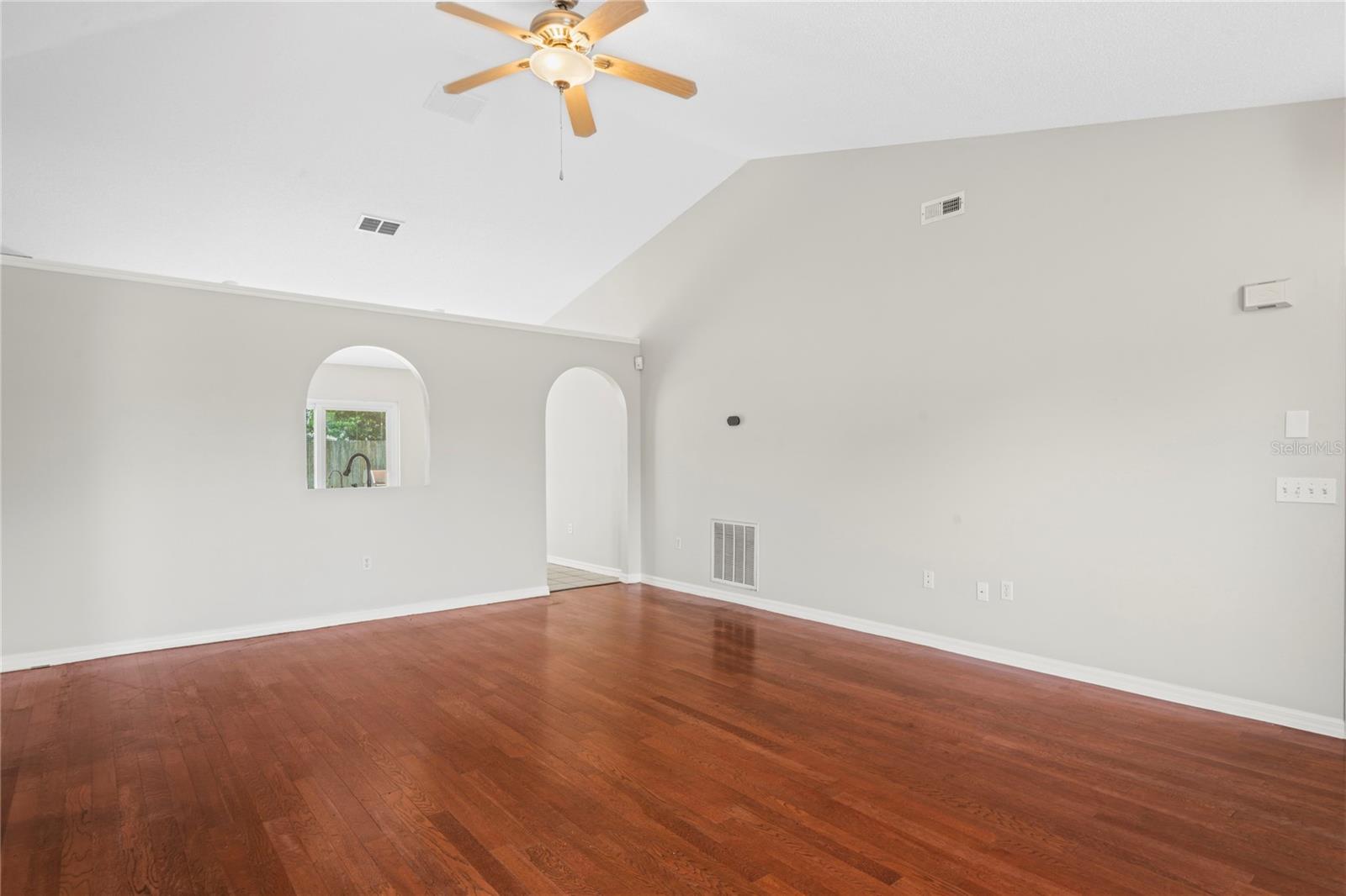 Listing photo id 7 for 11066 Lightwood Street