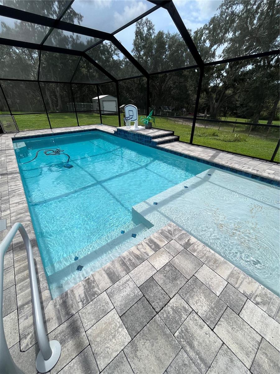 Listing photo id 2 for 18209 Merwyn Cir