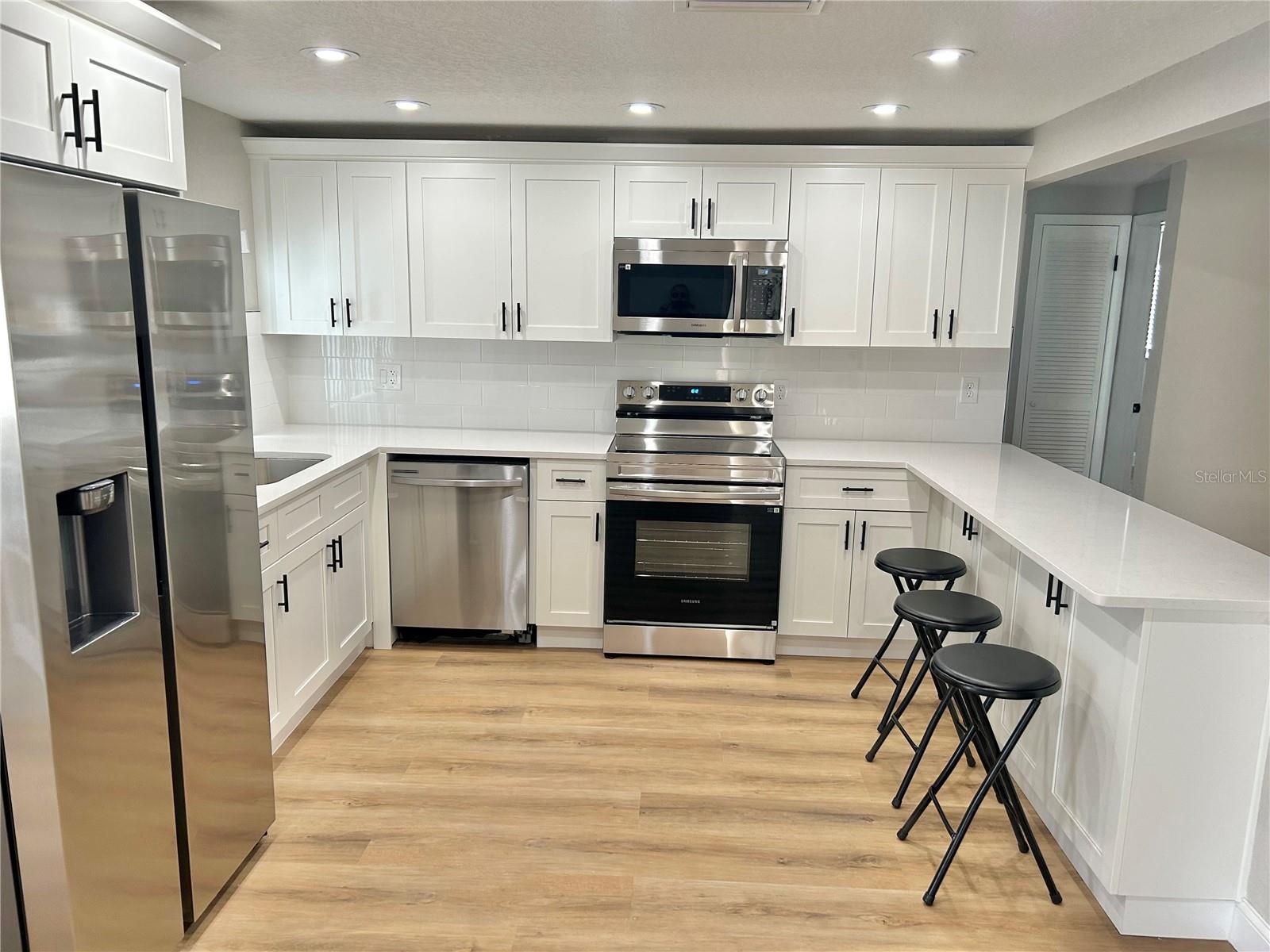 Listing photo id 9 for 4371 Newbury Drive