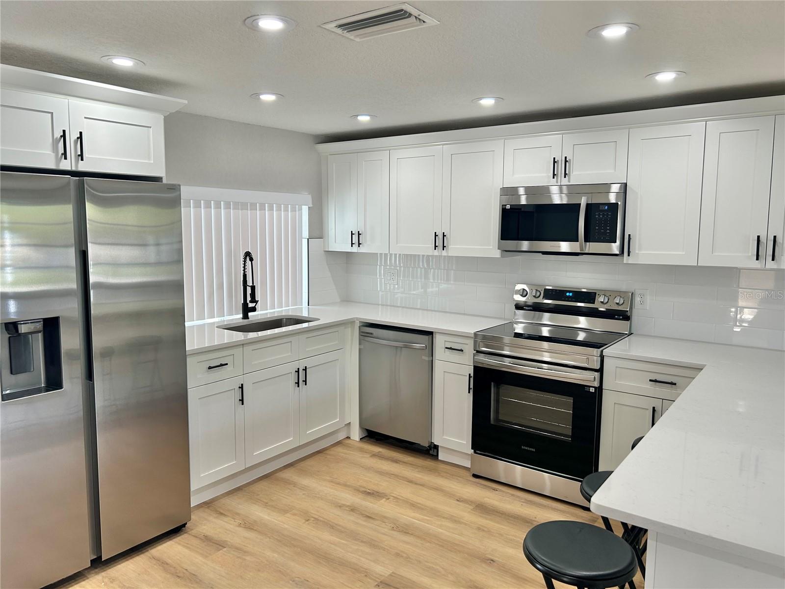 Listing photo id 11 for 4371 Newbury Drive