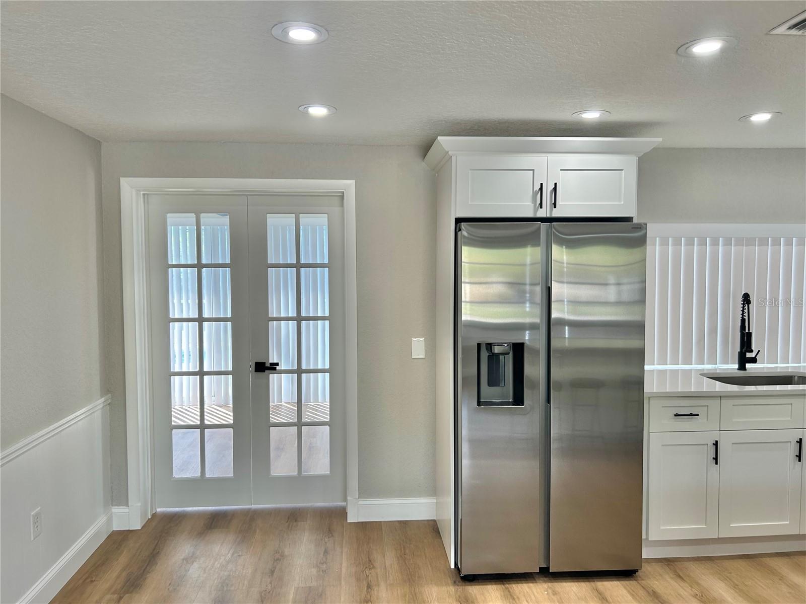 Listing photo id 12 for 4371 Newbury Drive