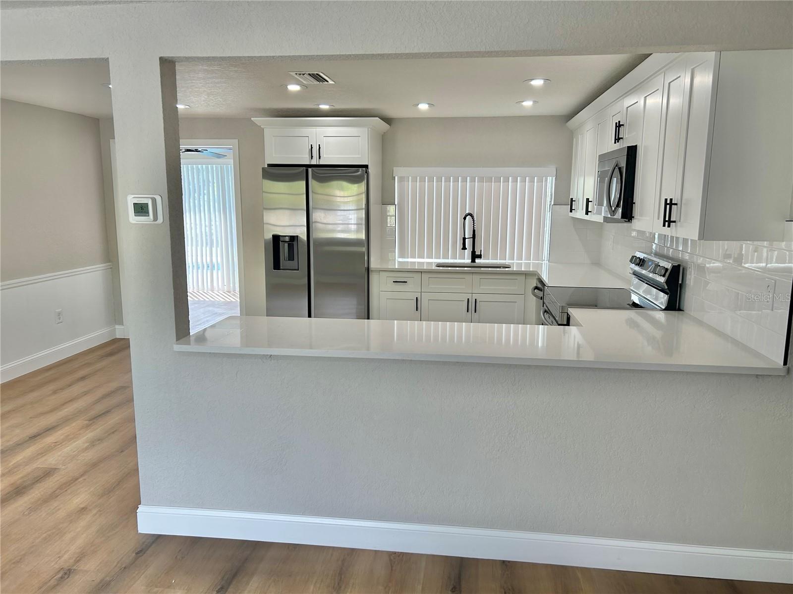Listing photo id 13 for 4371 Newbury Drive