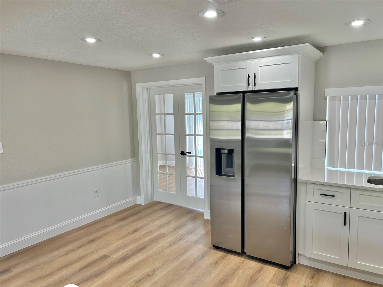Listing photo id 14 for 4371 Newbury Drive