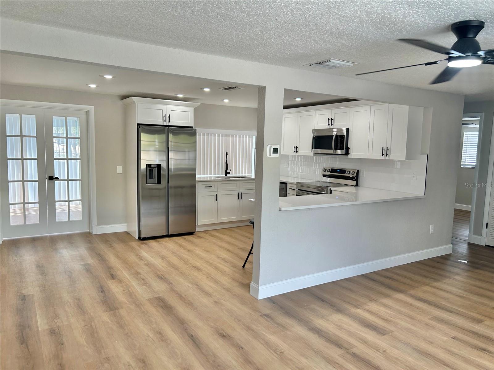 Listing photo id 16 for 4371 Newbury Drive