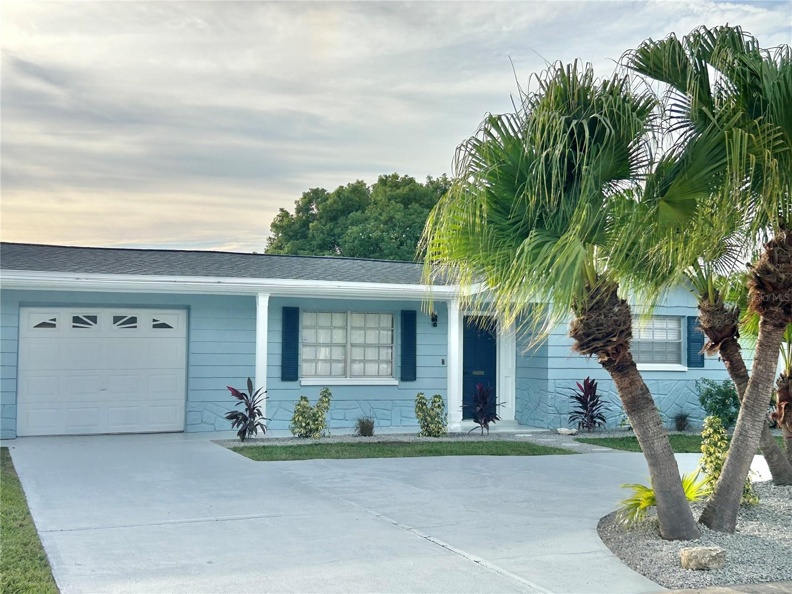 Listing photo id 0 for 4371 Newbury Drive