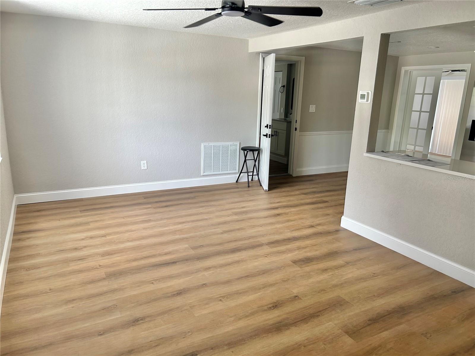 Listing photo id 18 for 4371 Newbury Drive
