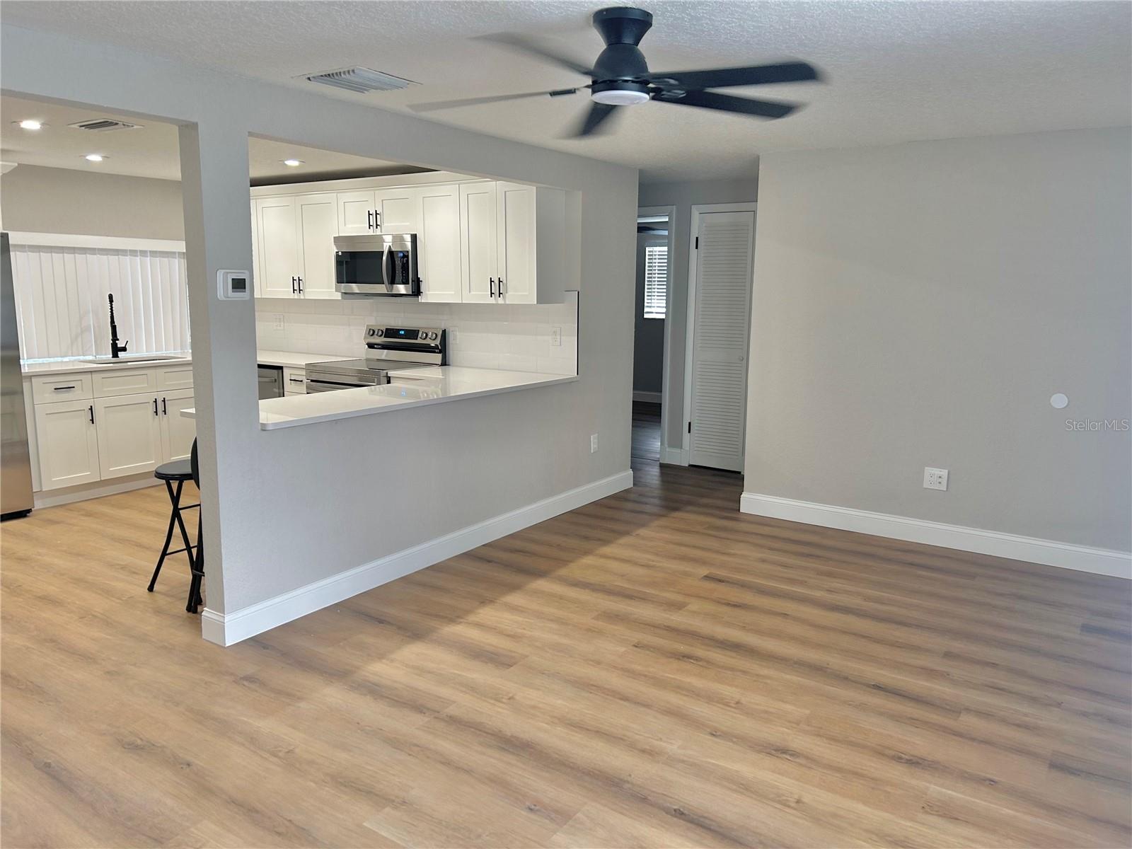 Listing photo id 19 for 4371 Newbury Drive