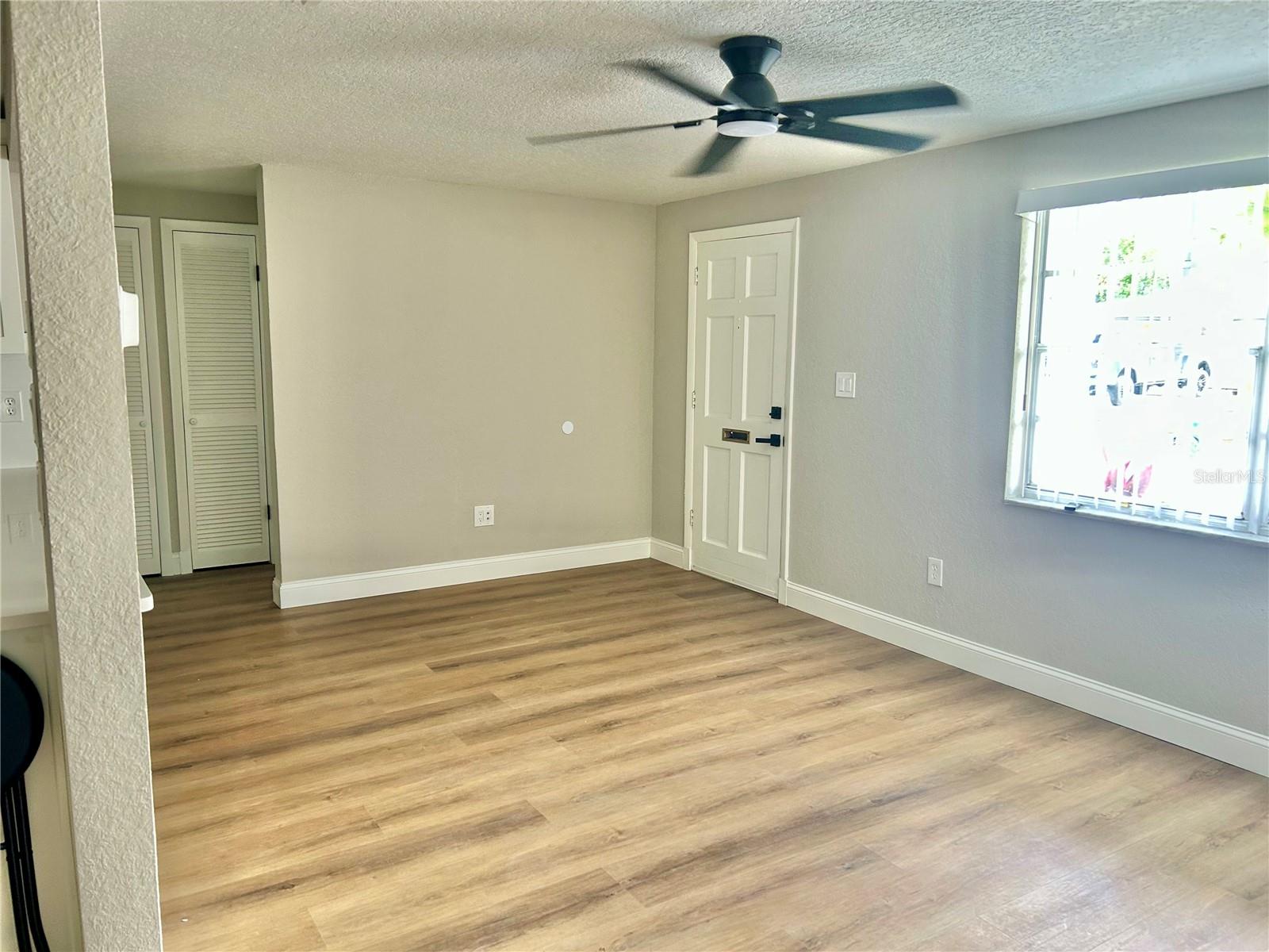 Listing photo id 20 for 4371 Newbury Drive