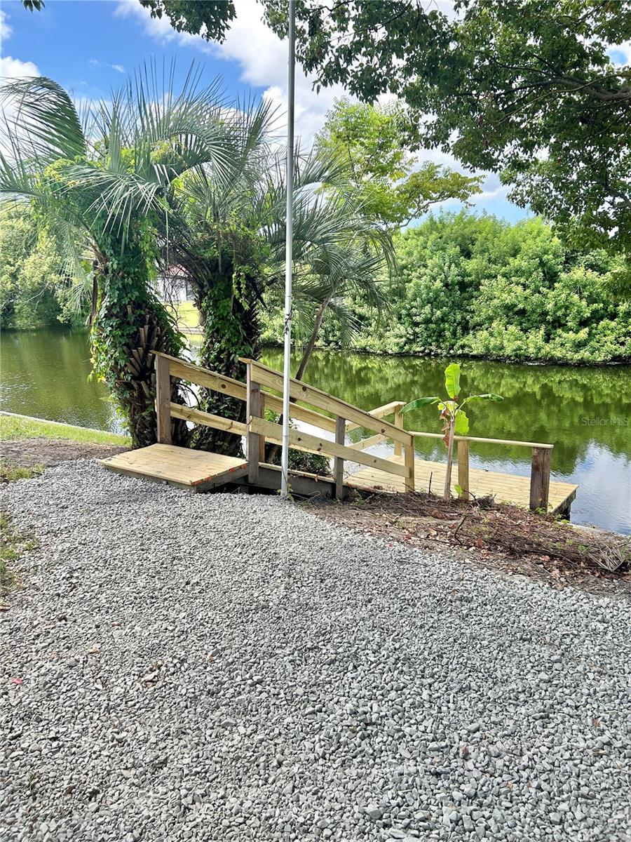 Listing photo id 24 for 4371 Newbury Drive