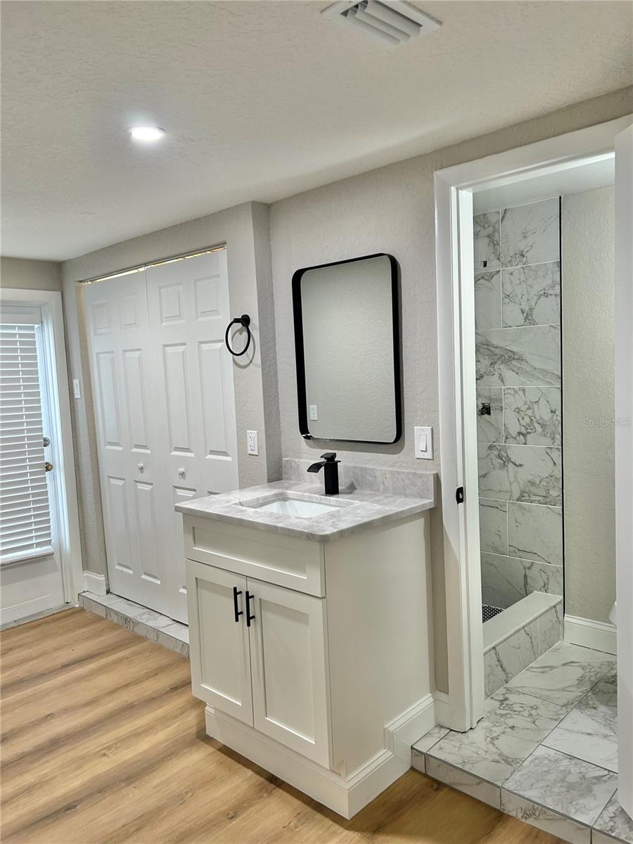 Listing photo id 26 for 4371 Newbury Drive