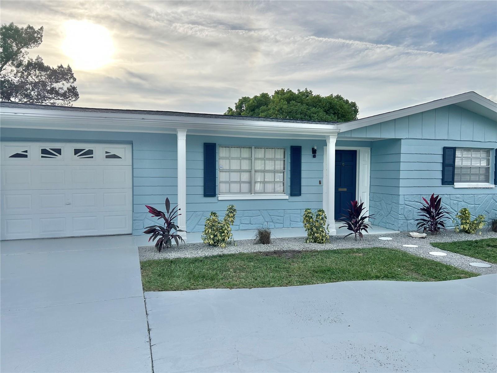 Listing photo id 1 for 4371 Newbury Drive