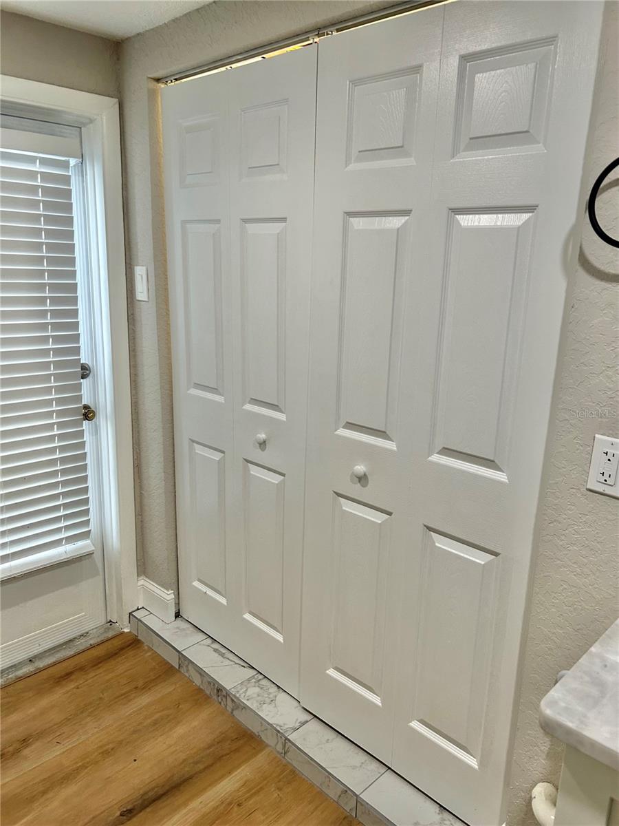 Listing photo id 33 for 4371 Newbury Drive