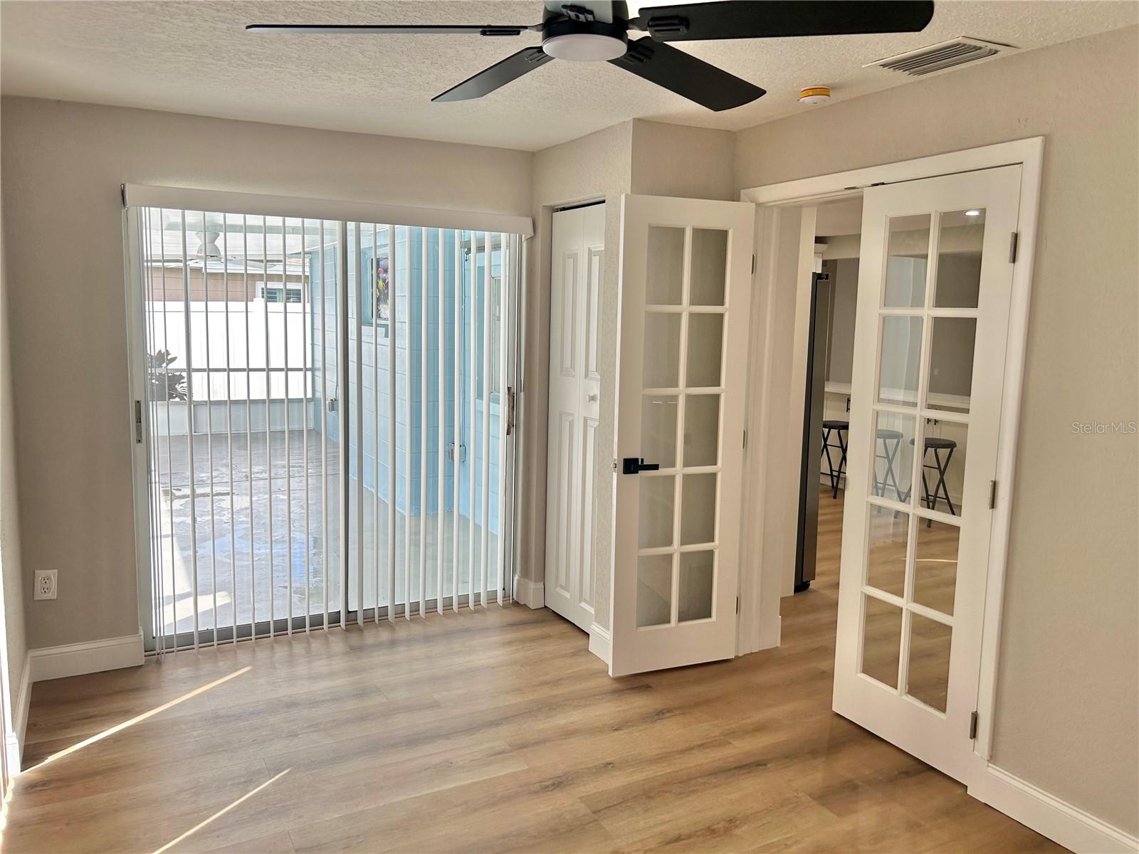 Listing photo id 35 for 4371 Newbury Drive